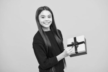 Hediye kutusu olan genç bir çocuk, stüdyo izole edilmiş bir geçmişi var. Doğum günü hediyesi, sevgililer günü, yeni yıl ya da Noel. Çocuk hediye kurdeleli hediye kutusunu tut.