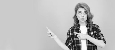 Mavi arka planda kareli gömlekli, kızıl saçlı, komik bir kadın. İzole edilmiş yüz portresi, kopyalama alanı oluşturulmuş pankart