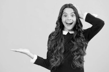 Reklamlara bak. Ergen çocuk noktaları bir yana, metin tanıtım fikri sunumu için boş fotokopi alanı gösteriyor, sarı arkaplana karşı duruyor. Heyecanlı bir yüz. Şaşırtıcı bir ifade, neşeli ve mutlu.