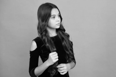 Gri arka planda çocuk stüdyo resmi. Çocukluk yaşam tarzı konsepti. Sevimli genç kız yüzü. Yakından.