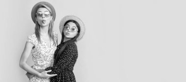 Anne ve kız çocuk afişi, kopyalama alanı, izole bir arka plan. Sarı arka planda hasır şapkalı anne ve kız