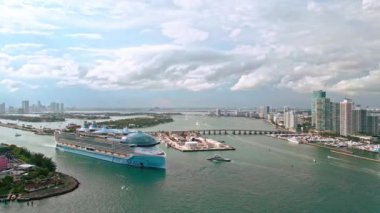 8 Haziran 2024 - Miami Plajı, Florida: Miami Güney Sahili 'nin yanında denize açılan Deniz Gezisi gemisi Icon. Royal Caribbean yolcu gemisi Miami Limanı 'ndan kalkıyor. Denizler Simgesi en büyüğü