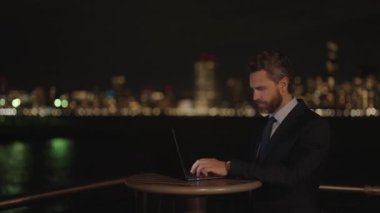 Freelancer geliştiricisi dışarıda program kodları yazıyor. İş adamı. İspanyol iş adamı internet ofisinden dizüstü bilgisayarla çalışıyor. İşletme yöneticisi uzaktan kumanda çalışıyor. Sanal toplantı. Konsantre tüccar.