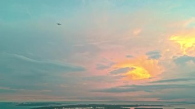 Miami sahilinin gün batımını uçakla izleyeceğiz. Uçakla git. Seyahat güzergahı. Gün batımında hava aracı görüntüsü. Miami 'ye git. Miami 'de gün batımında havalanacak bir uçak. Seyahat.