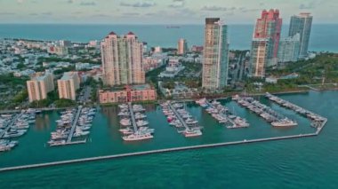 Biscayne Körfezi. Lüks yatı olan Miami marinası. Yaz tatili. Lüks Güney Sahili marinası. Lüks bir yat. Miami güney sahili hava manzaralı. Marina Miami, Florida 'da. Florida 'nın yatı.