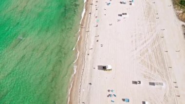 Miami sahilinde yaz tatili. Miami güney sahili hava manzaralı. Miami Beach Biscayne Körfezi 'nde yaz tatili. Miami, Florida 'nın sahil kıyısı. Yazın kıyı şeridi. Denizde tatil..
