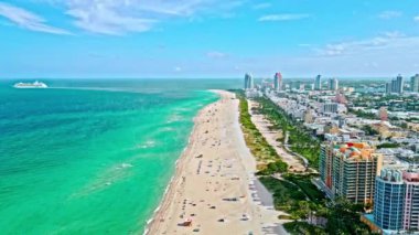 Miami, Florida limanında bir yolcu gemisi. Miami sahilini geçen bir gemi gemisi. Hava aracı görüntüsü. Biscayne Körfezi kıyısı. Miami güney sahili hava manzaralı. Biscayne Körfezi 'nde yaz tatili. Deniz Günü.
