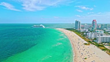 Sahilde deniz seyahati. Biscayne Körfezi Havacılık. Biscayne Körfezi 'nde yolcu gemisi. Miami kıyı şeridi. Miami güney sahili hava manzaralı. Deniz sahili ve sahil şeridi. Miami 'de yaz tatili. Tur hedefi.