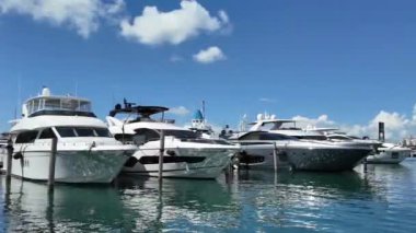 Deniz marinasında lüks bir karavan yatı. Navigasyon yatı. Miami sahiline demir atmış özel lüks bir tekne. Yaz tekne tatili. Miami yat turu. Yazın yat tatili. Marina körfezi. Tekne kiralama.