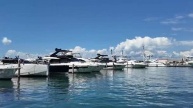 Yelkenli yat limanına demirlemiş. Yelkencilik ve yat turizmi. Lüks bir yaşam tarzı. Yaz tatilleri. Deniz limanında yat. Biscayne Körfezi 'ndeki yat marinasında lüks bir tekne. Özel tur.