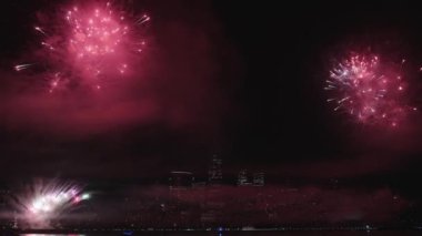 Flashing Fireworks ile New York City Skyline Manhattan. New York Manhattan havai fişekleri. New York Havai fişekleri Manhattan üzerinde. 4 Temmuz Havai fişekleri. Bağımsızlık Günü