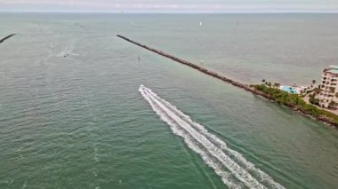 Skyline panorama. Rıhtım kenarı eğlencesi. Dodge Adası ve Marina Körfezi. Miami hava manzaralı. Miami, Florida 'da panoramik hava aracı görüntüsü. Miami plaj manzarası. Lüks marina. Miami Beach 'teki liman manzarası.