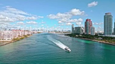 Miami 'nin göbeğinde. Miami plajı ufuk çizgisine hava görüntüsü kuruyorum. Miami hava atışı, 4K. Miami boyunca modern şehir merkezi gökdelenleri. Florida marinasının havadan görüntüsü. Marina yaşam tarzı.