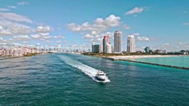 Miami Beach, Florida ABD 'deki Marina City manzarası. Skyline panorama. Yat limanında lüks bir yat. Miami hava manzaralı. Miami 'de panoramik hava aracı görüntüsü. Miami plajı hava manzarası. Lüks marina..