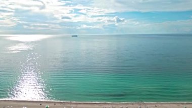 Yaz tatilinde Sea Beach 'te. Yaz tatilinde güneşli deniz manzarası. Deniz sahilinde güneşli bir tatil. Gemiyle deniz manzarası sakin. Deniz manzaralı romantik yaz tatili manzarası. Seyahat hedefi.