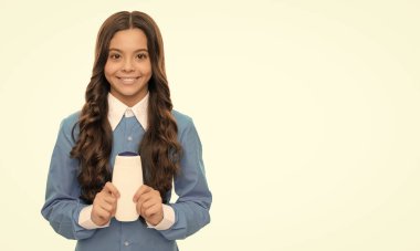 Mutlu çocuk duş jeli kullanıyor. Gençler için kozmetik ürünler sunuyorum. Genç kız şampuan şişesi kullanıyor. Saç kremi olan çocuk beyaza izole edilmiş. Uzun kıvırcık saçlı. Günlük alışkanlıklar ve kişisel bakım.