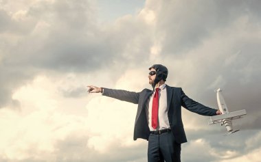 Gökyüzü arka planında pilot şapkalı uçak fırlatma oyuncağı.