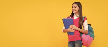 Eğitim. Gençlik ve gençlik. öğrenme konusu. Mutlu genç kız sırt çantası taşıyor. Öğrenci pankartı. Kopya alanı olan öğrenci portresi