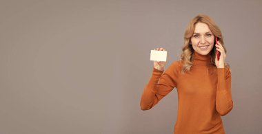 Telefonla kredi kartıyla öde. Akıllı telefondan konuşan mutlu kadın şov kartı. İnternetten al. Kadın portresi, kopyalanmış başlık pankartı