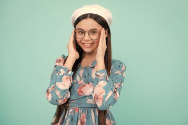 Mutlu yüz, pozitif ve gülümseyen genç kız duyguları. Gözleri iyi görmeyen genç bir çocuk gözlük takıyor, şaşı bakıyor. Çocuk gözlükleri. Mutlu ergen, pozitif ve gülümseyen duygular