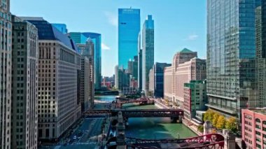 Chicago, ABD - 21 Ekim 2024: Chicago şehir seyahati. Chicago şehir merkezi. Gökdelen mimarisi. Chicago şehir manzarası. Gökdelen binalı şehir manzarası. Şehir merkezi mimarisi ve nehri.
