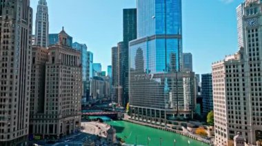 Chicago, ABD - 21 Ekim 2024: gökdelen ve nehir bölgesindeki ofis binası. Chicago şehir merkezi gökdeleni. Havadan şehir manzarası. Şehre. Sinematik Chicago Illinois İHA üstgeçişi.