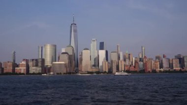 Akşam New York Manhattan 'da. New York 'ta günbatımı Aşağı Manhattan Finans Bölgesi Hudson Nehri' nde. New York 'tan sevgilerle. Manhattan New York Şehri, New York. Manhattan 'ın ufuk çizgisi gündoğumu manzarası