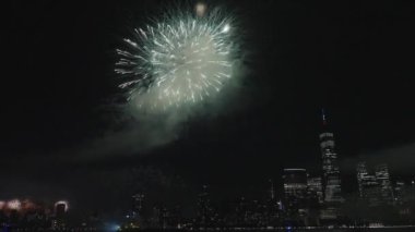 Flashing Fireworks ile New York City Skyline Manhattan. New York Manhattan havai fişekleri. New York Havai fişekleri Manhattan üzerinde. 4 Temmuz Havai fişekleri. Bağımsızlık Günü