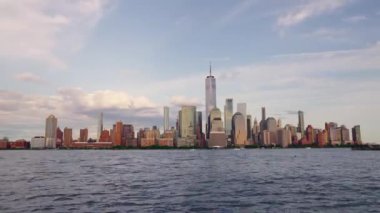 New York Manhattan Cityscape New York. New York Manhattan 'da hava karardığında zaman turu başlar. New York 'un Aşağı Manhattan Finansal Bölgesi Hudson Nehri' nde Timelapse Sunset. New York 'tan sevgilerle..