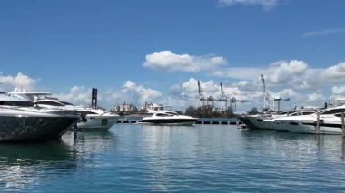 Lüks bir tekne. Marina, Miami Beach, Florida USA 'de. Yat teknesi Biscayne Körfezi 'ne yanaştı. Lüks yatı olan Miami Marina şehir merkezinde. Yaz tatili. Lüks yat marinası. Yat sahipliği..