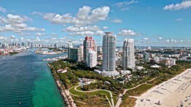 Miami 'deki gökdelen havalimanı. Miami 'nin güney sahili. South Beach 'teki şehir manzarası. Skyline panorama. Miami 'nin gökdelen mimarisi. Miami Güney Sahili hava manzarası. Sahile bakan tatil köyü