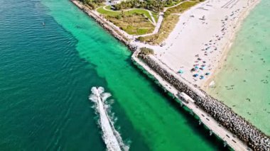 Miami Güney Sahili hava manzarası. Miami manzarası, Florida. Miami 'nin güney sahili. Güney Sahili, ABD 'de deniz manzarası. Deniz sahili manzarası. Biscayne Körfezi yazın. Turkuaz su.