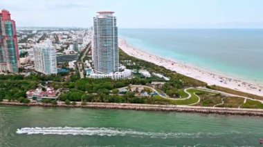 Miami Güney Sahili hava manzarası. Miami marinası, Florida 'daki Skyline hava sahası. Miami 'nin güney sahili. Güney Sahili, ABD 'de liman manzarası. Skyline panorama. Biscayne Körfezi marinası. Lüks oteller.