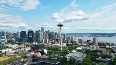 Seattle, Washington, ABD-25 Temmuz 2024: Seattle şehir merkezi silueti, 4K. Havadan Seattle. Uzay iğnesi. Amerikan modern Seattle bölgesi. Hava boşluğu iğnesinin mimarisi. Seattle 'ın havadan görüntüsü
