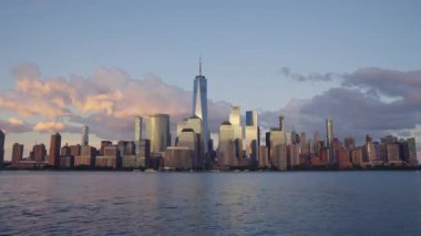 Akşam New York Manhattan 'da. New York 'ta günbatımı Aşağı Manhattan Finans Bölgesi Hudson Nehri' nde. New York 'tan sevgilerle. Manhattan New York Şehri, New York. Manhattan 'ın ufuk çizgisi gündoğumu manzarası