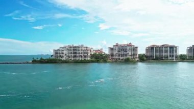 Fisher Adası hava manzaralı. Miami sahilindeki Fisher Adası 'nın panorama hava aracı görüntüsü. İHA 'dan Miami plajına. Miami sahili manzarası. Fisher Adası 'nın panoramik manzarası. Hava Panoraması.