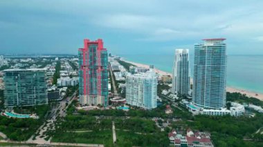Miami 'deki gökdelen havalimanı. Miami 'nin güney sahili. Güney Sahili, ABD 'de şehir manzarası. Skyline panorama. Miami 'nin gökdelen mimarisi. Miami Güney Sahili hava manzarası. Şehir manzarası.