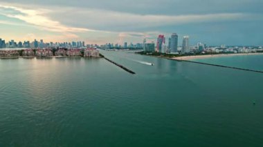 Biscayne Körfezi marinası. Miami manzaralı hava manzarası. Miami marinasında, Florida 'da Skyline hava aracı. Miami güney sahili hava manzaralı. Güney Sahili, ABD 'de liman manzarası. Skyline panorama. Miami Limanı.