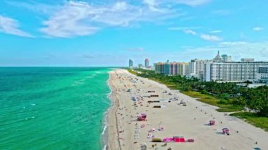 Miami 'de modern binaları olan Florida. Hava görüntüsü. Miami, Florida 'daki deniz manzarası. Yaz mevsimi deniz kenarı. Seyahat güzergahı. Miami 'nin güney sahilinin deniz manzarası. Deco Sürücüsü.