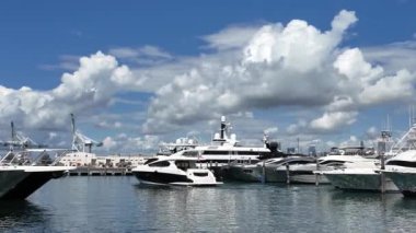 Miami sahiline demir atmış özel lüks bir tekne. Yaz tekne tatili. Miami yat turu. Yazın yat tatili. Marina körfezi. Deniz marinasında lüks bir karavan yatı. Navigasyon yatı. Lüks kulübeler.
