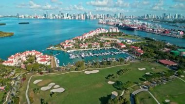 Miami, Florida, ABD - 29 Haziran 2024: Panorama hava aracı görüntüsü Fisher Adası, Miami. İHA 'dan Miami plajına. Miami panorama, Florida. Fisher Adası 'nın panoramik manzarası. Hava manzarası. Balıkçı