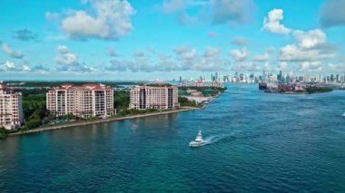 İHA 'dan Miami plajına. Florida 'dan geçen yatlı Miami Panoraması. Fisher Adası 'nın panoramik manzarası. Hava manzarası. Fisher Adası hava manzaralı. Miami Fisher Adası Panorama hava aracı görüntüsü.