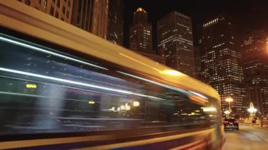 Chicago, ABD - 23 Ekim 2024: Gece Şehri hareket halinde. Geceleri şehrin manzarası hiperaktifleşiyor. Chicago 'da aydınlatılmış bir bina. Şehir yolundaki aracın yüksek süratli görüntüsü. Sokak hiper hız sahnesi.