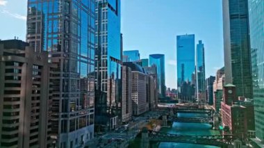 Chicago, ABD - 21 Ekim 2024: Chicago 'ya Seyahat. Şehrin insansız hava aracı görüntüsü. Şehir merkezindeki gökdelen. Chicago havacılık şehri manzarası. Şehir merkezi turu. Seyahat güzergahı. Manzaraya Bakış.