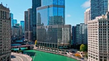 Chicago, ABD - 21 Ekim 2024: Seyahat güzergahı. Chicago 'ya git. Şehrin insansız hava aracı görüntüsü. Şehir merkezindeki gökdelen. Chicago havacılık şehri manzarası. Şehir merkezi turu. Kuş bakışı.