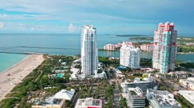 Biscayne Körfezi hava manzaralı. Miami kıyı şeridi. Miami güney sahili hava manzaralı. Deniz sahili kıyısı ve kıyı şeridi. Miami, Florida 'da yaz tatili. Sahilde deniz tatili. Güney Sahili mimarisi.