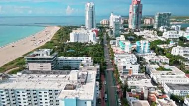 Collins Bulvarı İHA görüntüleri. Miami sahil seyahati. Ocean Drive Florida 'daki Miami South Beach. Miami plajındaki hava manzarası, ABD. Manzaralı hava manzarası. Yazın Florida 'ya gidiyorum..