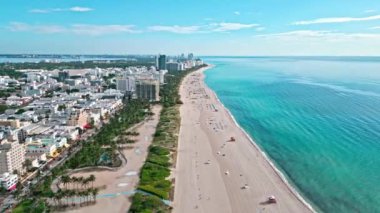 Seyahat güzergahı. Miami 'nin güney sahilinin deniz manzarası. Miami 'de modern binaları olan Florida. Hava görüntüsü. Miami, Florida 'daki deniz manzarası. Yaz mevsimi deniz kenarı. Kristal-mavi göl.