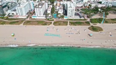 Yaz mevsimi deniz kenarı. Seyahat güzergahı. Miami 'nin güney sahilinin deniz manzarası. Miami 'de modern binaları olan Florida. Hava görüntüsü. Miami, Florida 'daki deniz manzarası. Sahil yürüyüşü.
