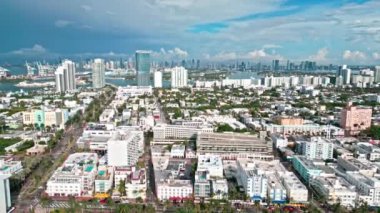 Miami plajı, Florida. Yazın mimarlık. Denizde tatil. Miami sahilinde yaz tatili. Miami güney sahili hava manzaralı. Miami Beach Biscayne Körfezi 'nde yaz tatili.